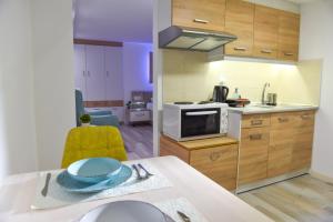 Kuchyň nebo kuchyňský kout v ubytování La Perla Apartments