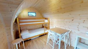 Ein Bett oder Betten in einem Zimmer der Unterkunft Camping Pods, Birchington Vale Holiday Park