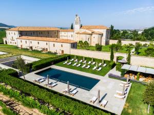 una vista aérea de una villa con piscina en Abadia Retuerta LeDomaine, en Sardoncillo