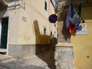 un edificio con una bandera al lado de una calle en Bed & Breakfast Alba, en Noto