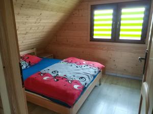 Кровать или кровати в номере Ostoja Rodzinna