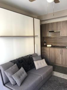 a living room with a couch and a kitchen at L'Azur Promenade in Nice