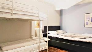 Tempat tidur dalam kamar di Mosebacke Hostel