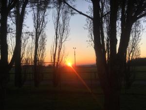 Východ nebo západ slunce při pohledu z bed and breakfast nebo okolí
