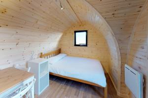 惠茨特布尔Camping Pods, Seaview Holiday Park的一间木屋里有一张床的卧室