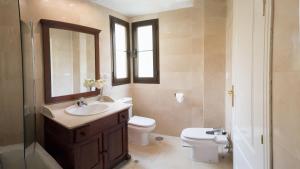 y baño con lavabo, aseo y espejo. en Penthouse Karina Los Arqueros, en Benahavís