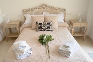 1 dormitorio con 1 cama grande y toallas. en Penthouse Karina Los Arqueros, en Benahavís