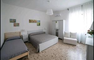 1 dormitorio con 2 camas y ventana en La casetta di Ilma, en Vietri