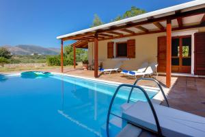 The swimming pool at or close to Hacienda Olivo