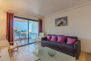 un salon avec un canapé et une table dans l'établissement Balcon de Los Gigantes 2A037, à Puerto de Santiago