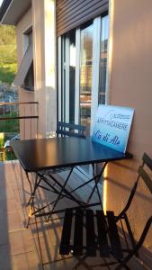 un tavolo e sedie con un cartello sopra di Ca di Ale a Lerici