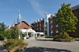 a building with a tree in front of it at Parkhotel Am Glienberg by Fairway Hotels, Hotel mit Pool und Sauna in Zinnowitz