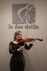 Una donna che suona un violino con l'aviolin di Le Due Sicilie a Tropea