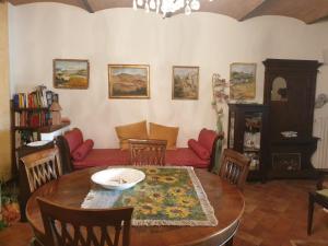 a living room with a table and a couch at Da Giovanni e Marcella in Certaldo