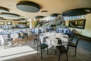 Palm Springs Tennis Club, a VRI resort tesisinde bir restoran veya yemek mekanı