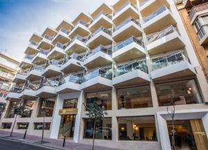 un edificio de oficinas con balcones en la fachada en Hotel Voramar en Benidorm