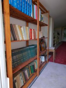 a book shelf filled with lots of books at Agroturystyka Chłopy in Sarbinowo
