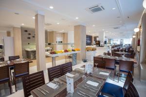 a dining room with tables and chairs in a restaurant at Hotel Voramar in Benidorm