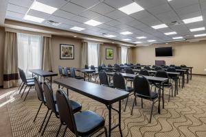 een conferentieruimte met tafels en stoelen en een scherm bij Comfort Inn & Suites Cedar Rapids CID Eastern Iowa Airport in Cedar Rapids +43 foto's