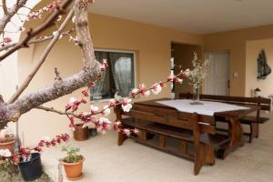 una mesa en una habitación con un árbol con flores rosas en Dream Studios, en Orestiada