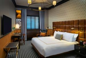 Ένα ή περισσότερα κρεβάτια σε δωμάτιο στο Gild Hall, A Thompson Hotel, by Hyatt