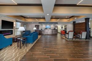 een lobby van een ziekenhuis met blauwe en rode stoelen bij Comfort Inn & Suites Cedar Rapids CID Eastern Iowa Airport in Cedar Rapids