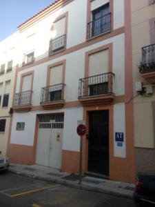 un edificio con balconi sul lato di una strada di Casa Turistica Termas aparcamiento y desayuno incluido a Mérida
