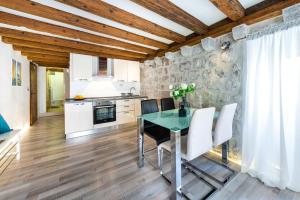uma cozinha e sala de jantar com mesa e cadeiras em Apartment 4 You em Dubrovnik