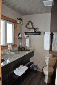 A bathroom at Rocky Ridge Country Lodge