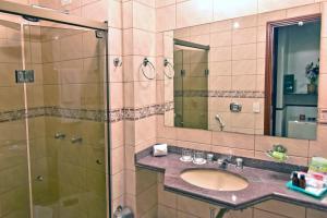 a bathroom with a sink and a shower at Don Antonio Hotel in Ceres