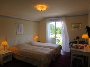 een hotelkamer met een bed en een raam bij Järvsöbaden in Järvsö
