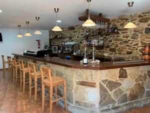 Lounge o bar area sa Albergue Ponte Olveira