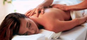 une femme reçoit un massage d'un massothérapeute dans l'établissement Casa Montzo boutique hotel, à Kateliós
