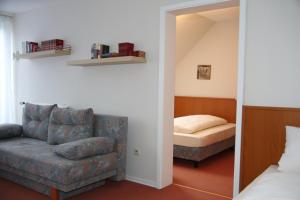 Postel nebo postele na pokoji v ubytování Hotel Garni Kaiserpfalz