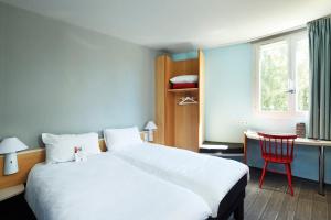 Postel nebo postele na pokoji v ubytování ibis Chartres Ouest Luce