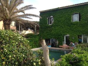 a house with a swimming pool next to a building at un coin de paradis in Six-Fours-les-Plages