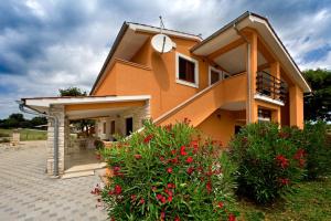 Casa con porche y patio en Vrtline in Krnica * Istrien, en Krnica