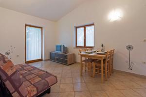 1 dormitorio con mesa, cama y escritorio en Vrtline in Krnica * Istrien, en Krnica