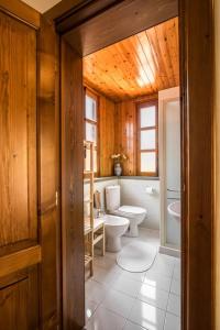 een badkamer met een toilet en een wastafel bij b&b Lu Paradisu in Capo Mulini