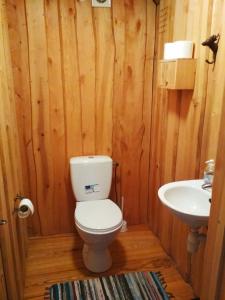 Vonios kambarys apgyvendinimo įstaigoje Peramaa Puhkekeskus