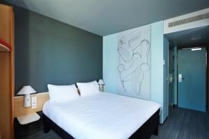 Postel nebo postele na pokoji v ubytování ibis Chartres Ouest Luce