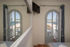 TV a/nebo společenská místnost v ubytování ALMYRA SeaView Maisonette in Naousa