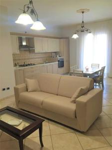 un soggiorno con un divano e un tavolo di Domus Anna a Torre Annunziata