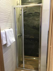 eine Dusche mit Glastür im Bad in der Unterkunft A&P Motel in Mikołów