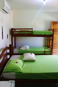 Uma ou mais camas em beliche em um quarto em Pousada Canavial Beach-Bar