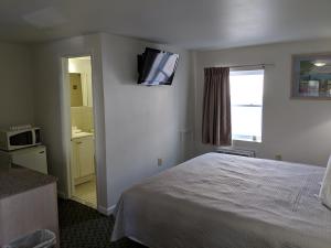 Vuode tai vuoteita majoituspaikassa Crystal Sands Motel