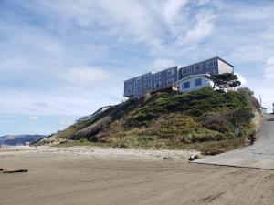 une maison au sommet d'une colline sur une plage dans l'établissement Seagull Beachfront Inn, à Lincoln City
