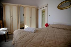 una camera con un grande letto e uno specchio di Villa Panoramica a Terracina