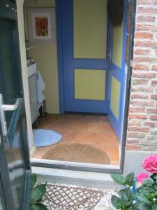 una puerta azul con un círculo delante de ella en Bed and Garden Alde Coninckshof, en Weurt