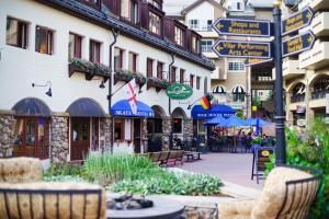 een straat met tafels en stoelen voor een gebouw bij Poste Montane Lodge by East West in Beaver Creek